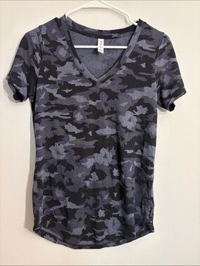 Athleta Black & Gray Camo V-Neck Tee